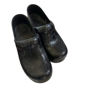 Dansko Black Leather Patterned Clogs size 9 38 European Slip-Ons